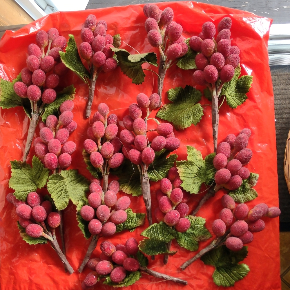 BRAND NEW!!! VINTAGE MIDWEST 13 BUNDLES OF DECORATIVE ARTIFICIAL RED GRAPES.